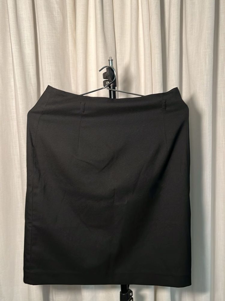 🆕 H&amp;M Classic Black A-Line Skirt