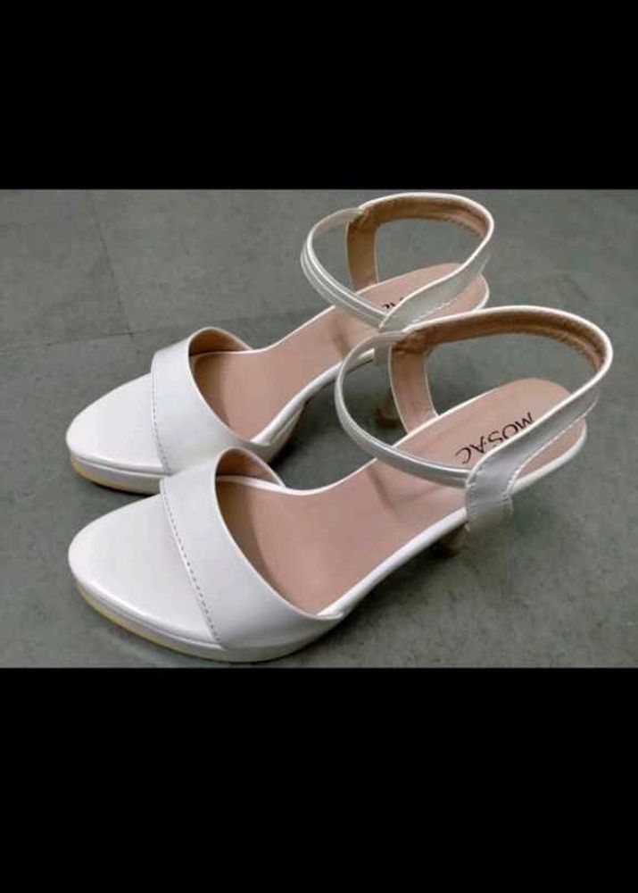 ✨Elegant White Ankle Strap heels🤍👠