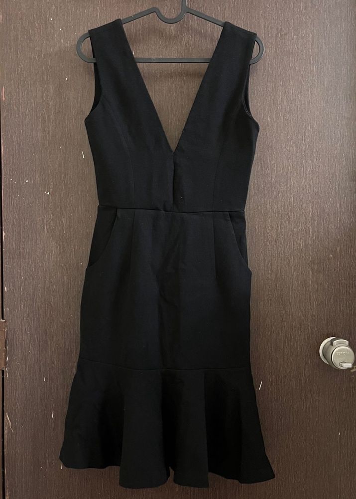 Elegant Black Sleeveless V-Neck Dress