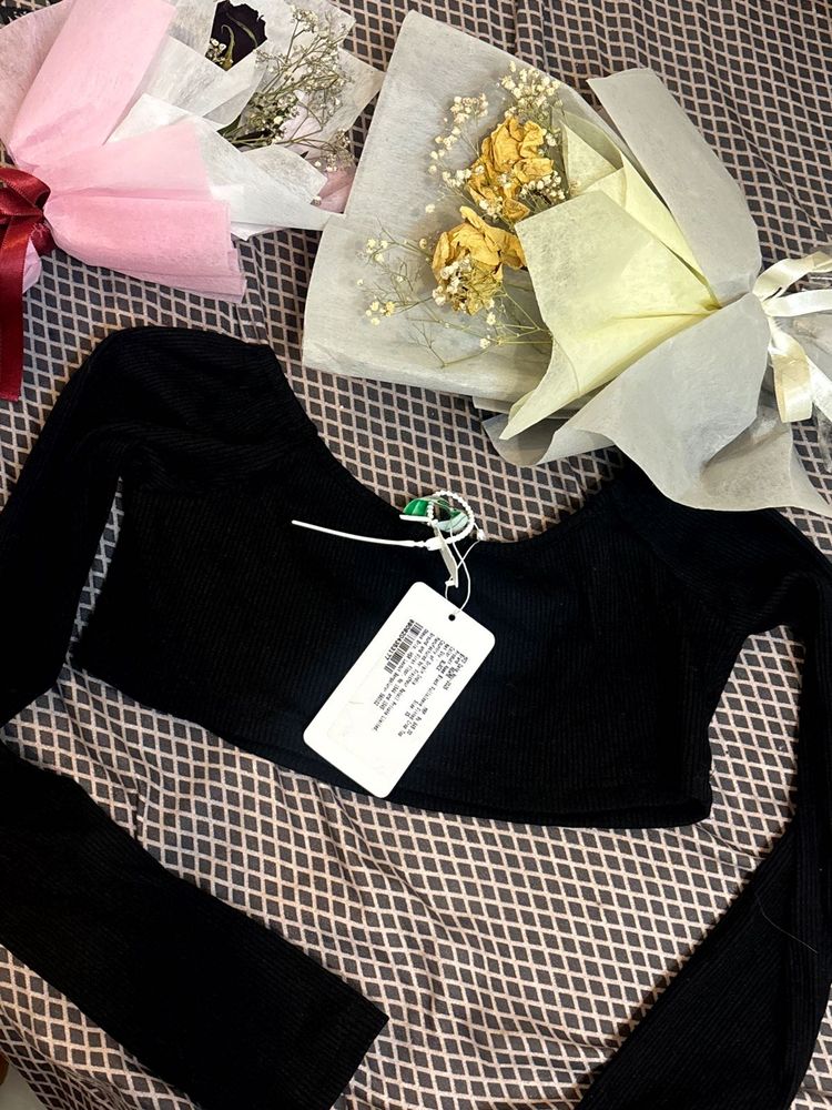 Chic Black Cropped Top with Long Sleeves