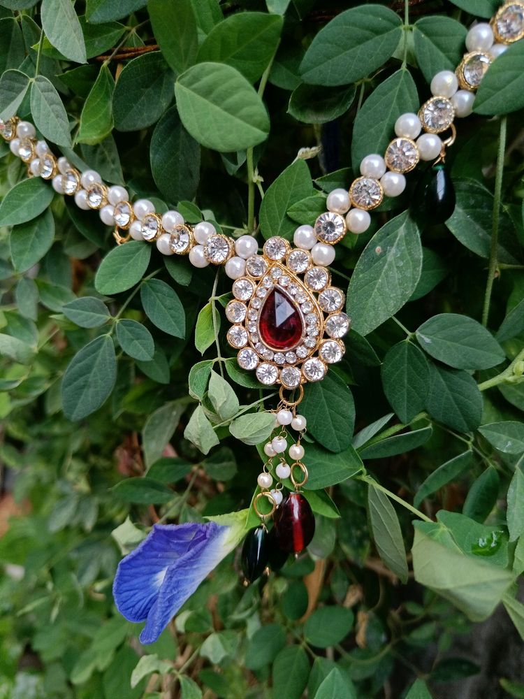Price drop!!!!!BEAUTIFUL NECKLACE WITH EARINGS AND MANG TIKKA AND ALSO KAMAR BANDH