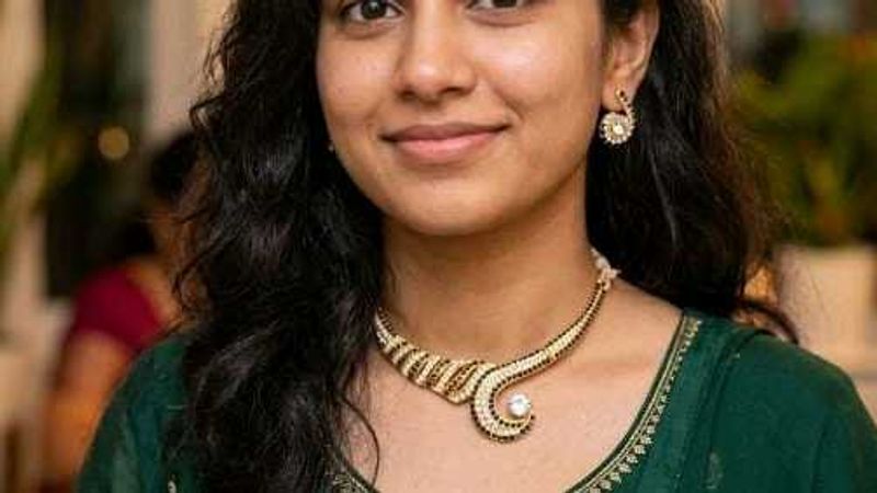 Elegant Gold Necklace and Earring Set