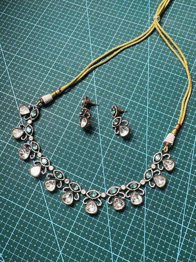Elegant Kundan Necklace &amp; Earring Set