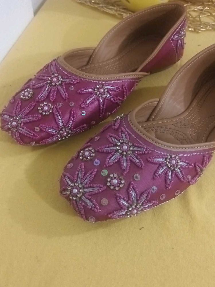Embellished Juttis/Mojaris