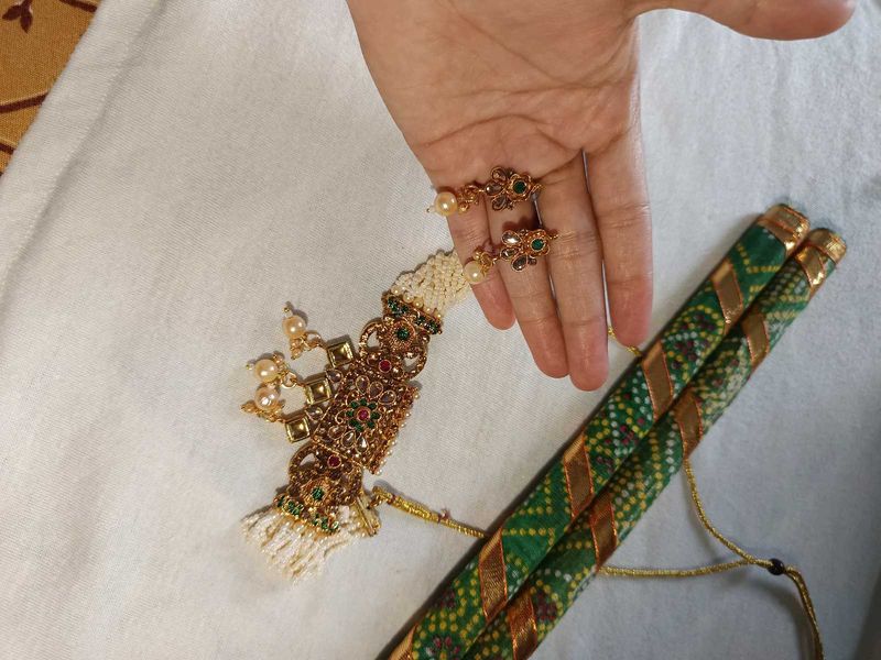 Elegant Indian Jewelry Set with Earrings