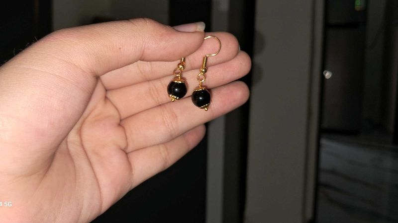 Elegant Black Bead Gold Dangle Earrings and neckla