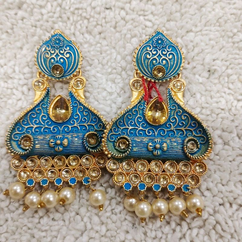 Earings in turquoise color