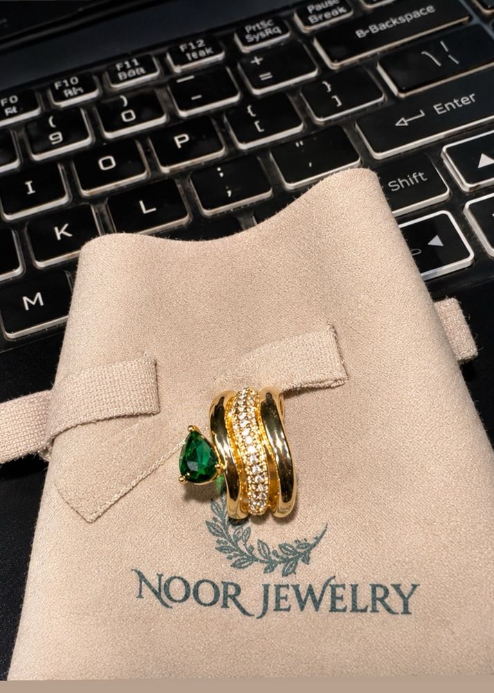 Elegant Emerald &amp; Diamond Ring