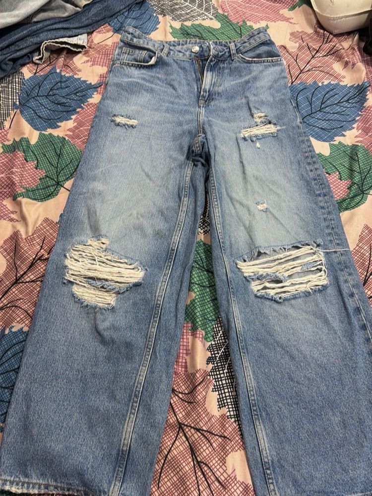 H&amp;M baggy blue ripped jeans perfect for summers