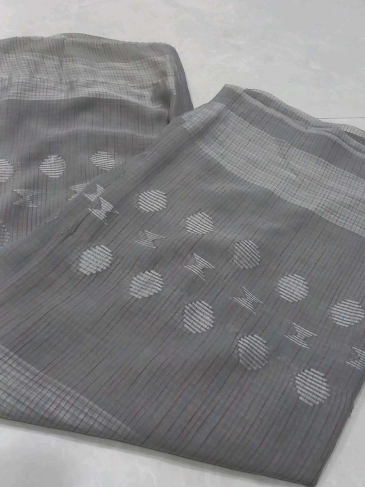 Elegant Grey Saree with Geometric Pattern