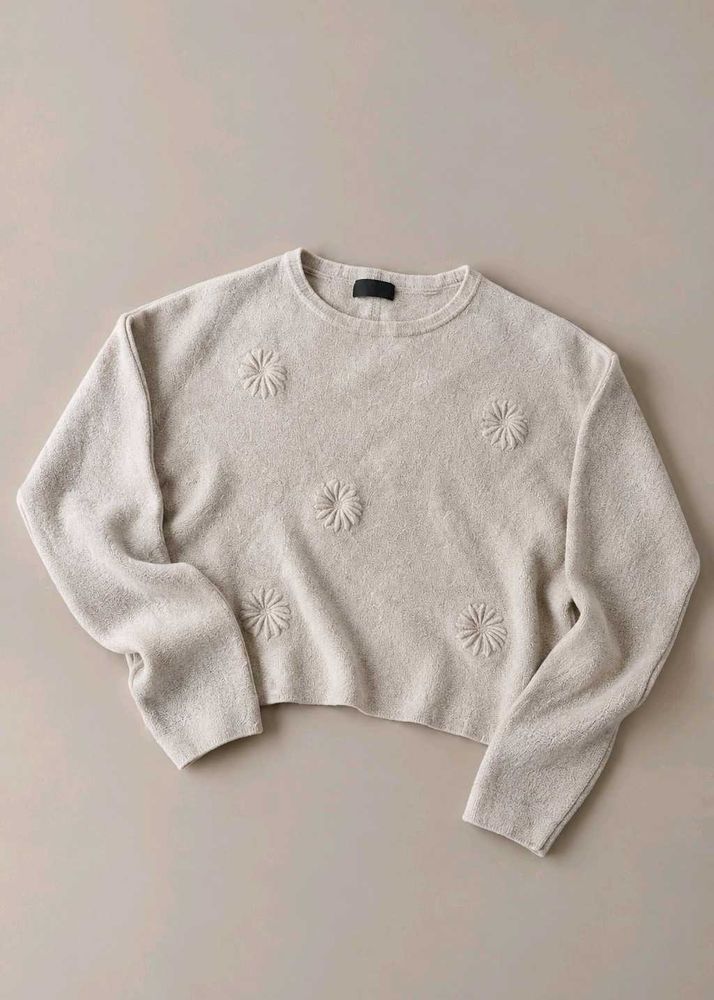CREAM DAISY EMBROIDERED CROPPED SWEATER