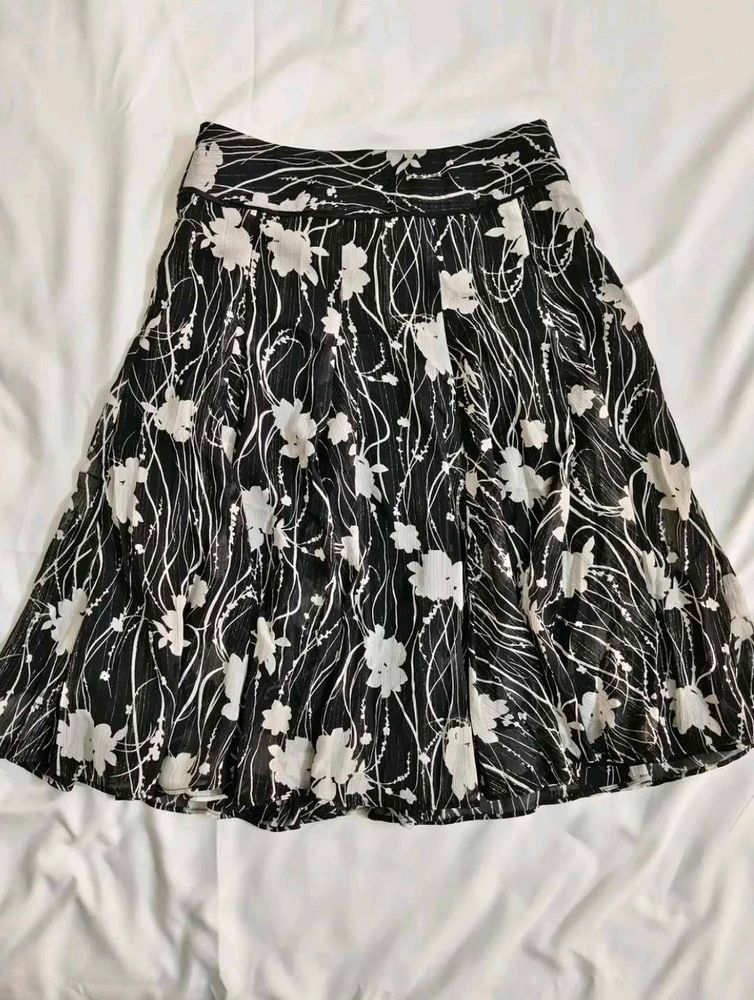 Chic Black &amp; White Floral Skirt