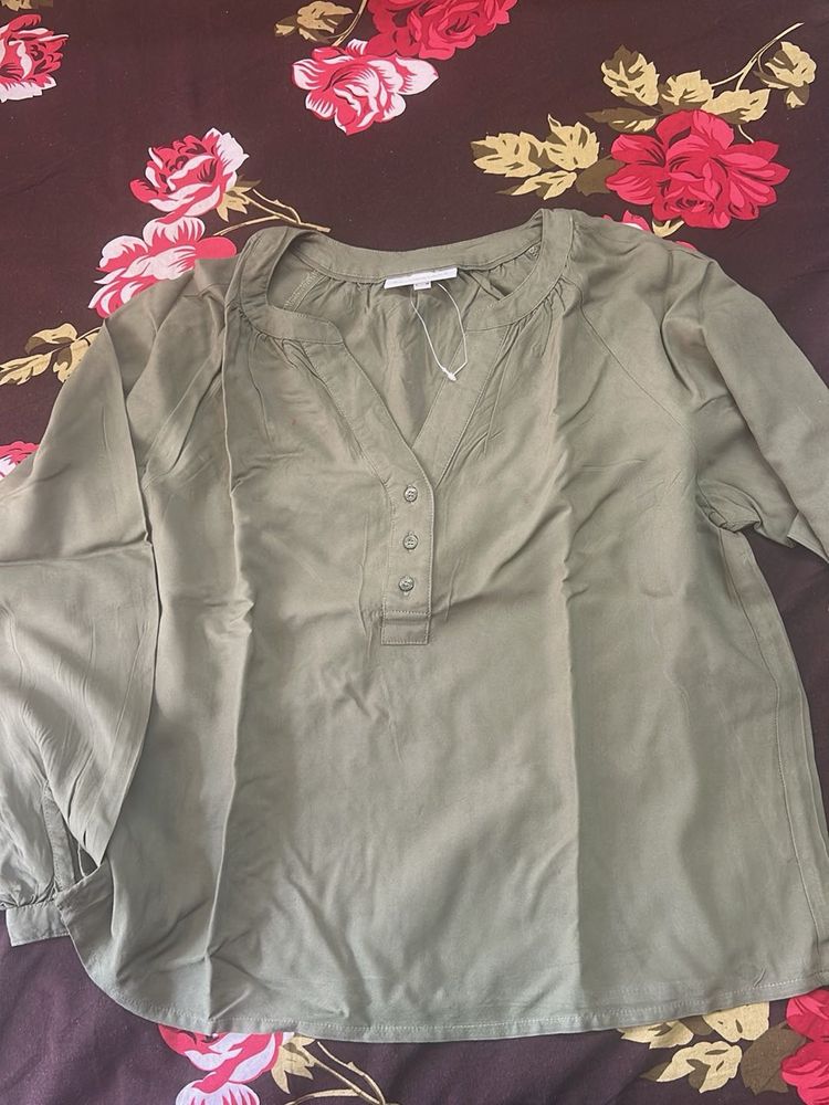 Women's Solid Green V-Neck Top