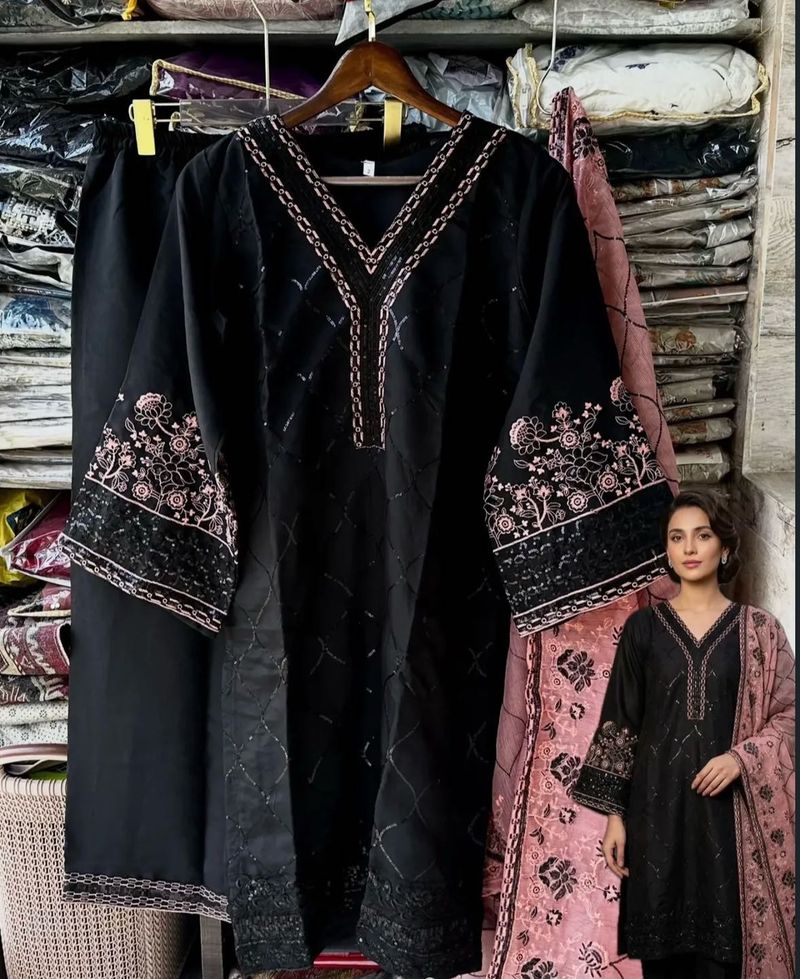 Elegant Black Embroidered Kurta Set😍