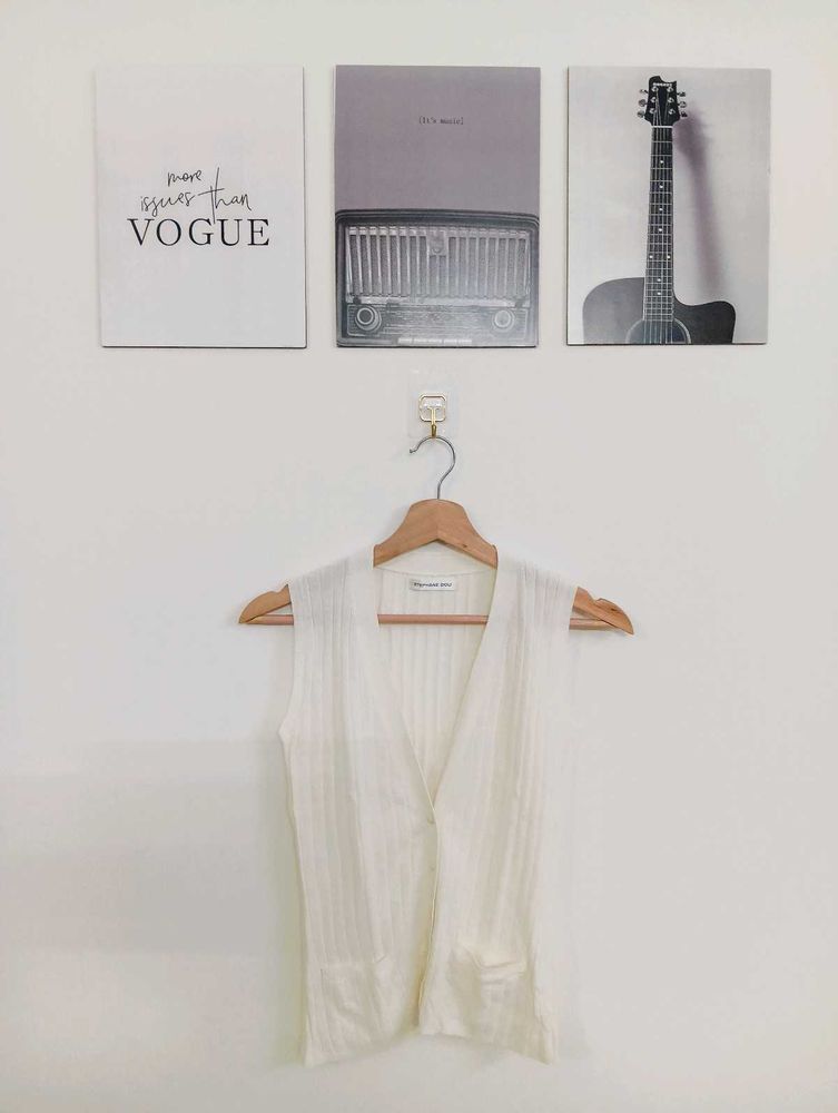 Chic White Sleeveless V-Neck Vest
