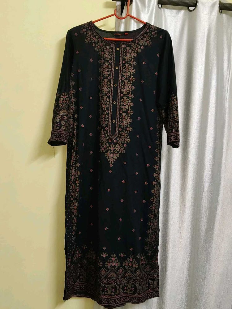 Elegant Black Kurta with Intricate Embroidery