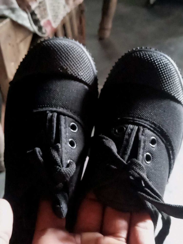 Classic Black Canvas Lace-Up Shoes
