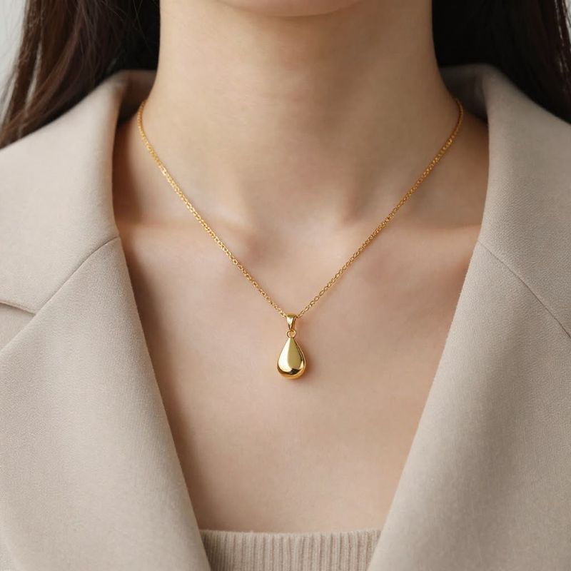 Elegant Teardrop Pendant Necklace BRAND NEW