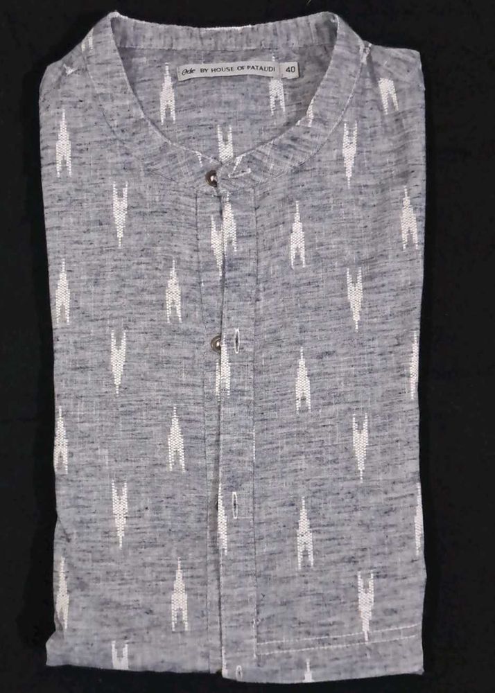 Classic full sleeve kurta with metallic buttons