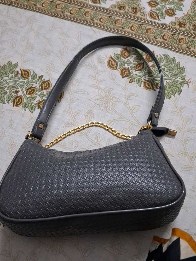 Chic Grey Textured Shoulder Bag with Gold Chain