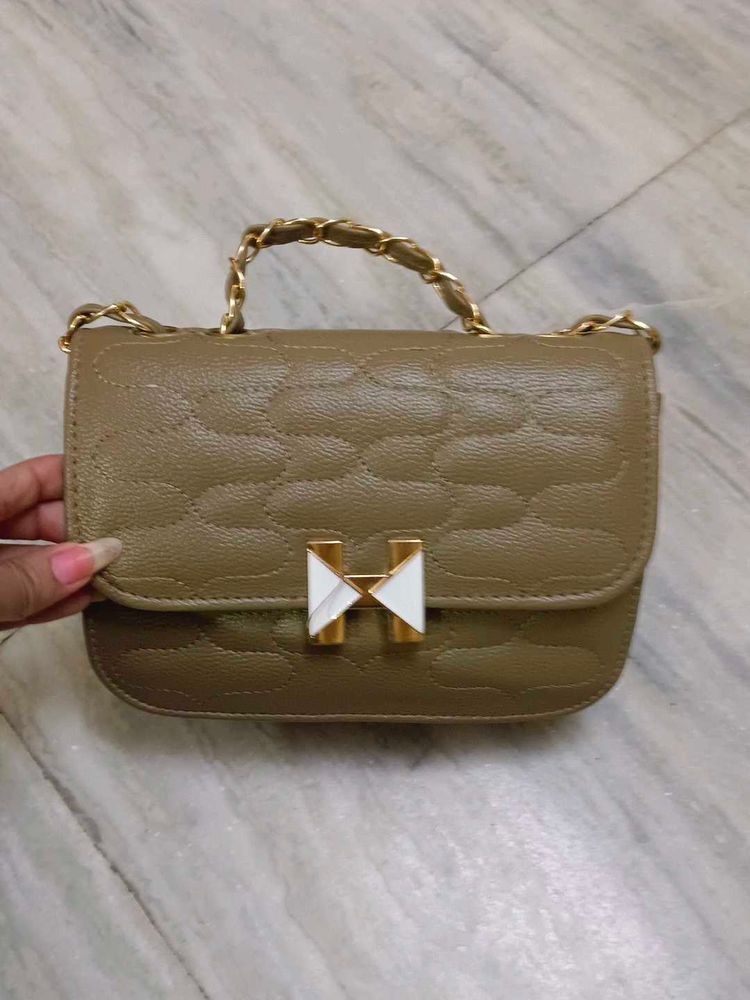 Chic Quilted Handbag with Gold Chain