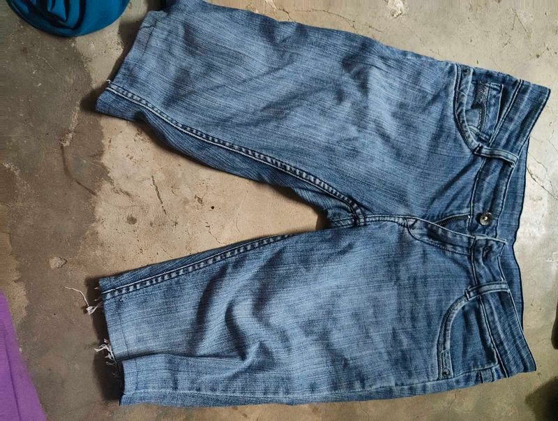 KRAUS. BRANDED.Blue Denim Capris