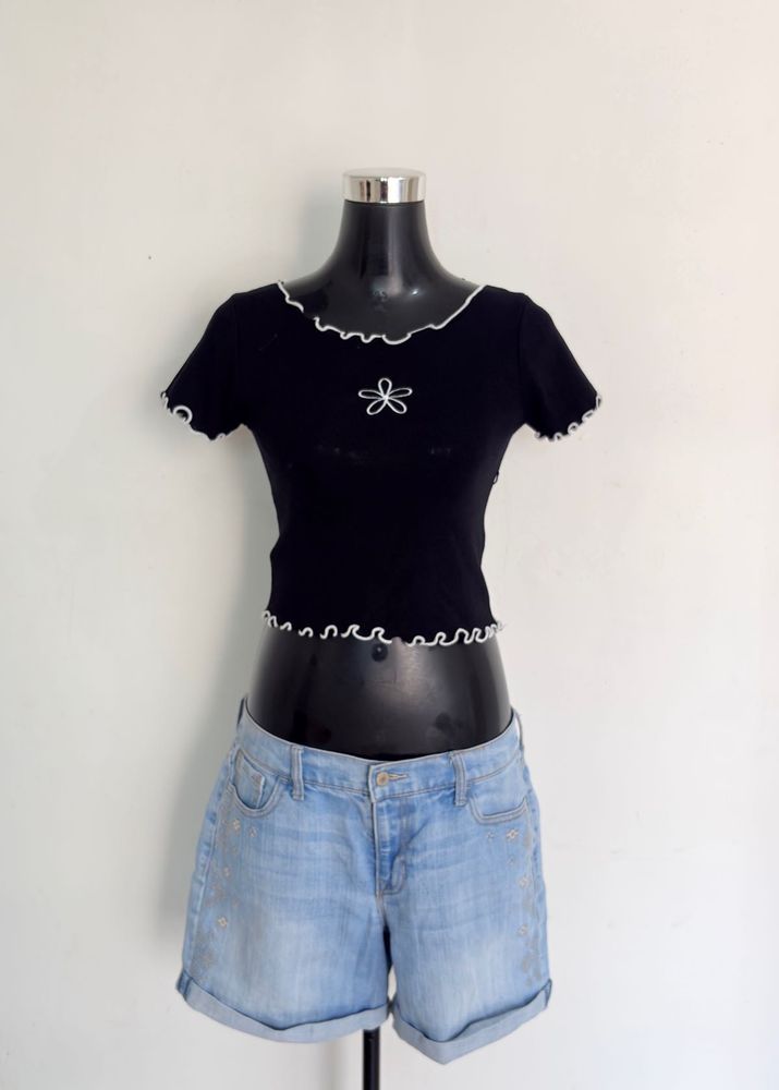 Cute Black Lettuce Trim Crop Top
