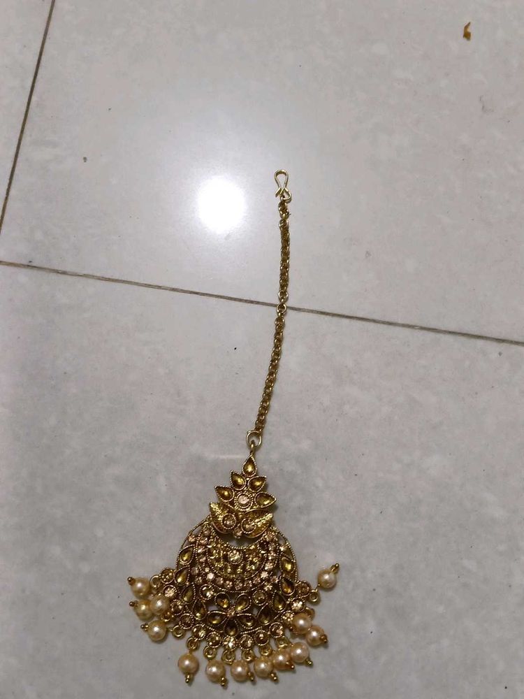 Elegant Gold-Tone Maang Tikka