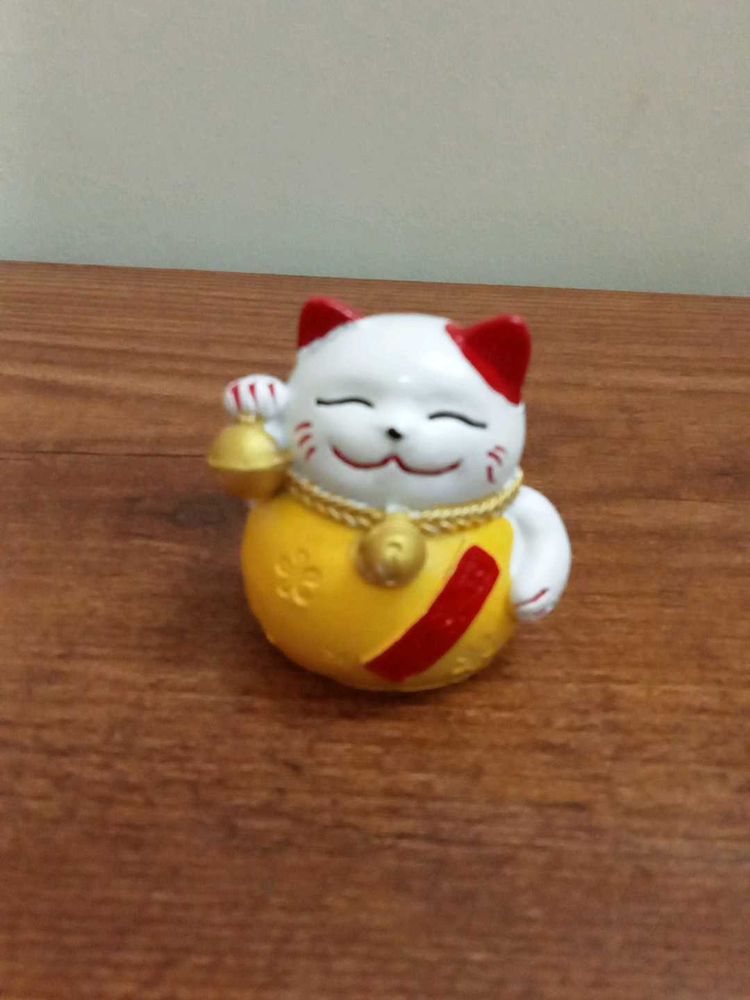 Lucky Cat Figurine  maneki neko