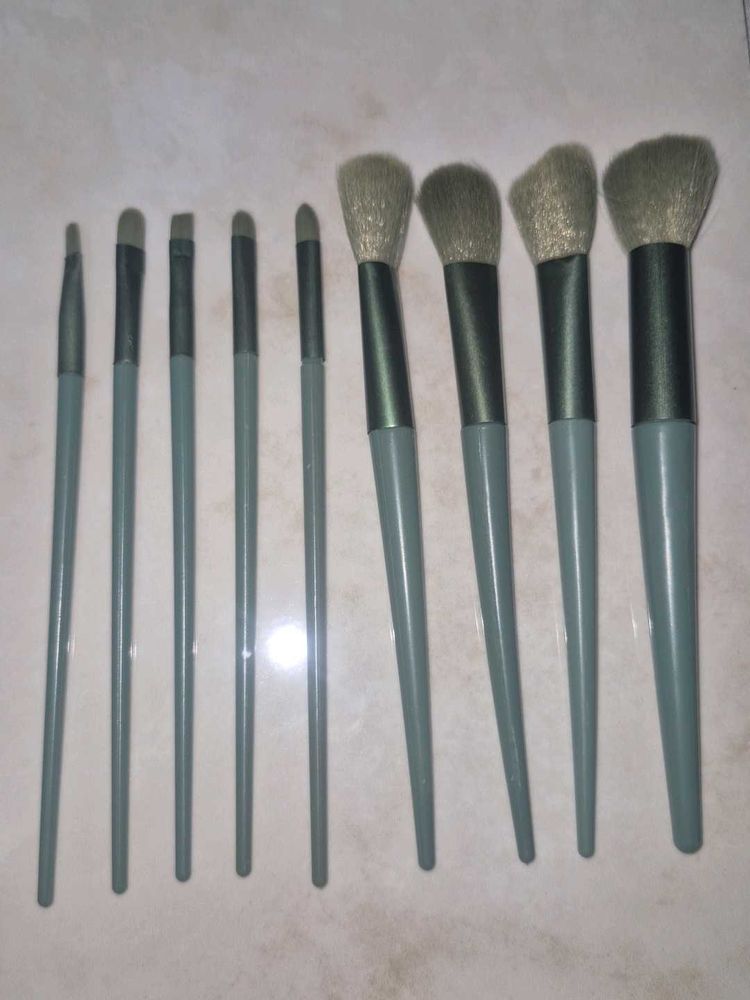 Set of 9 Makeup Brushes