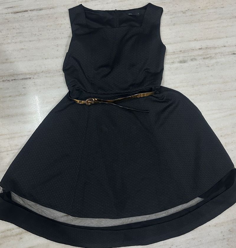 Chic Black Sleeveless Dress with Belt