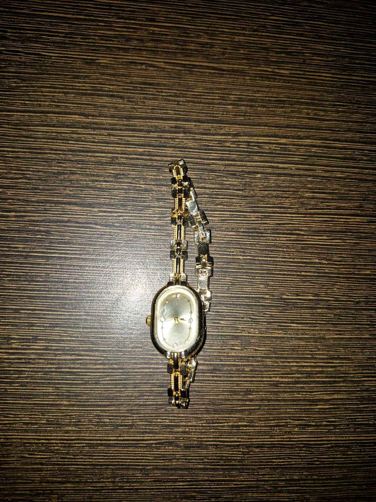 Elegant Women's Gold Watch working