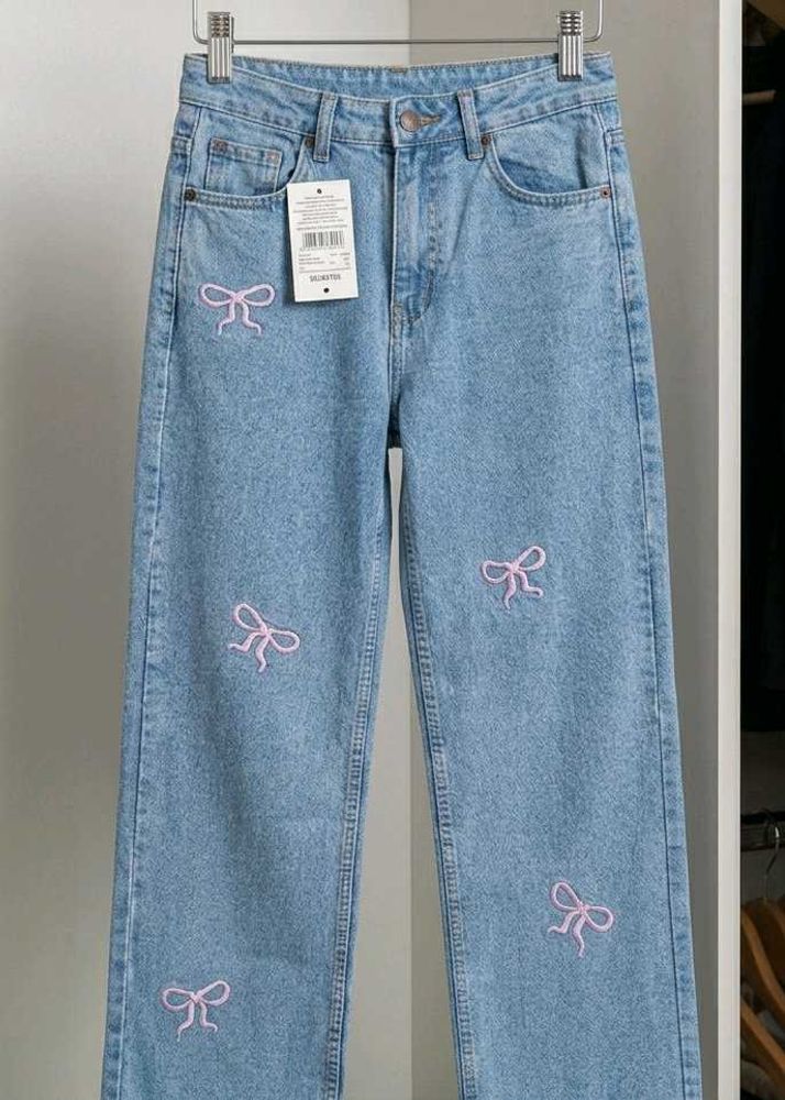 Light Wash Bow Embroidered Jeans