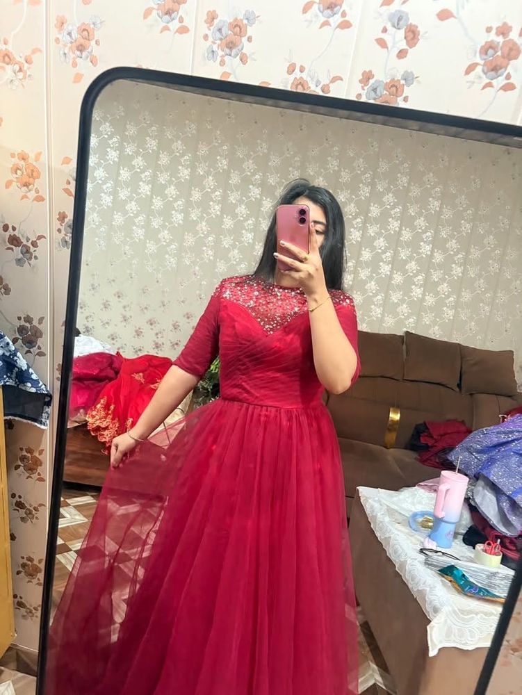 Elegant Red Embellished Gown❤️🎀🦋