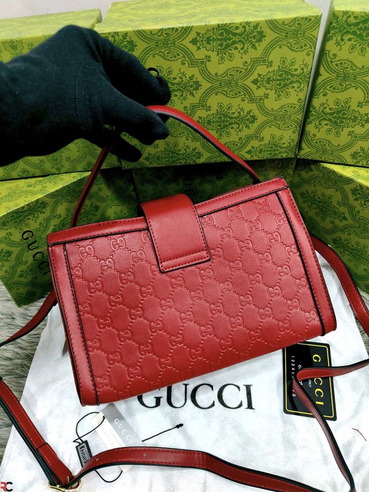 GUCCI* *PADLOCK BAG FEATURING THE ICONIC GG