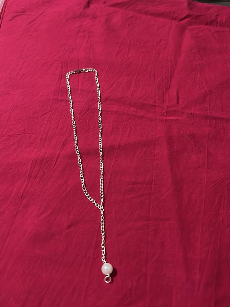 Elegant Silver Tone Necklace with Pearl