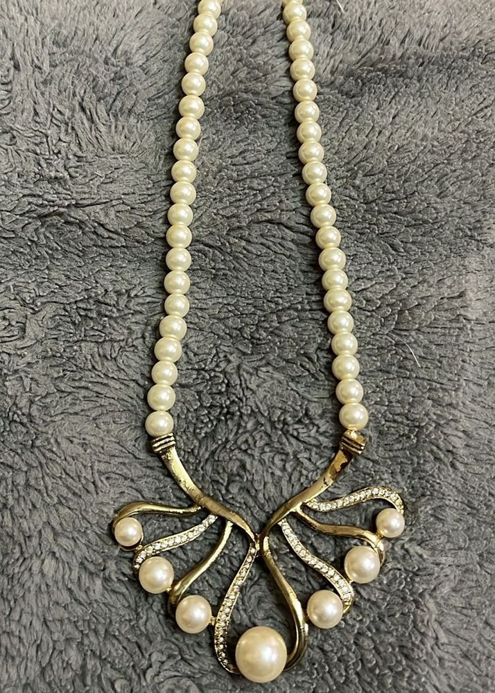 Elegant Pearl and Crystal Necklace