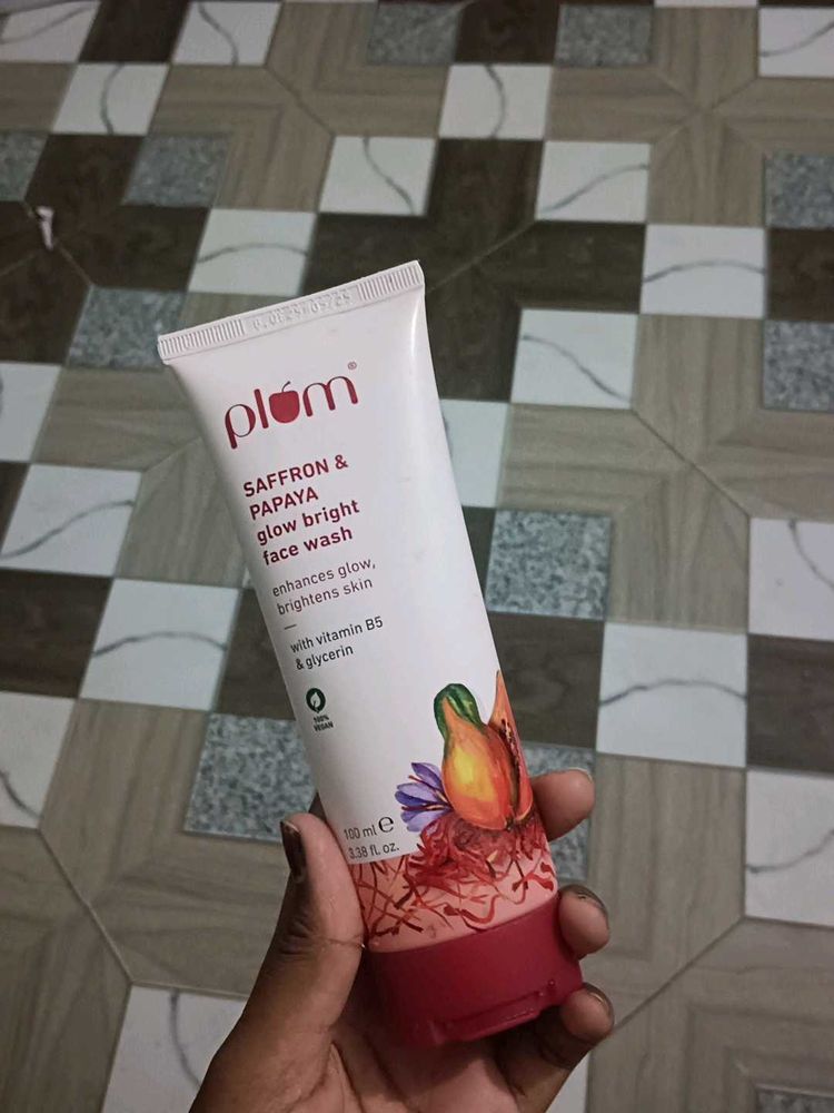 Plum Saffron &amp; Papaya Glow Bright Face Wash