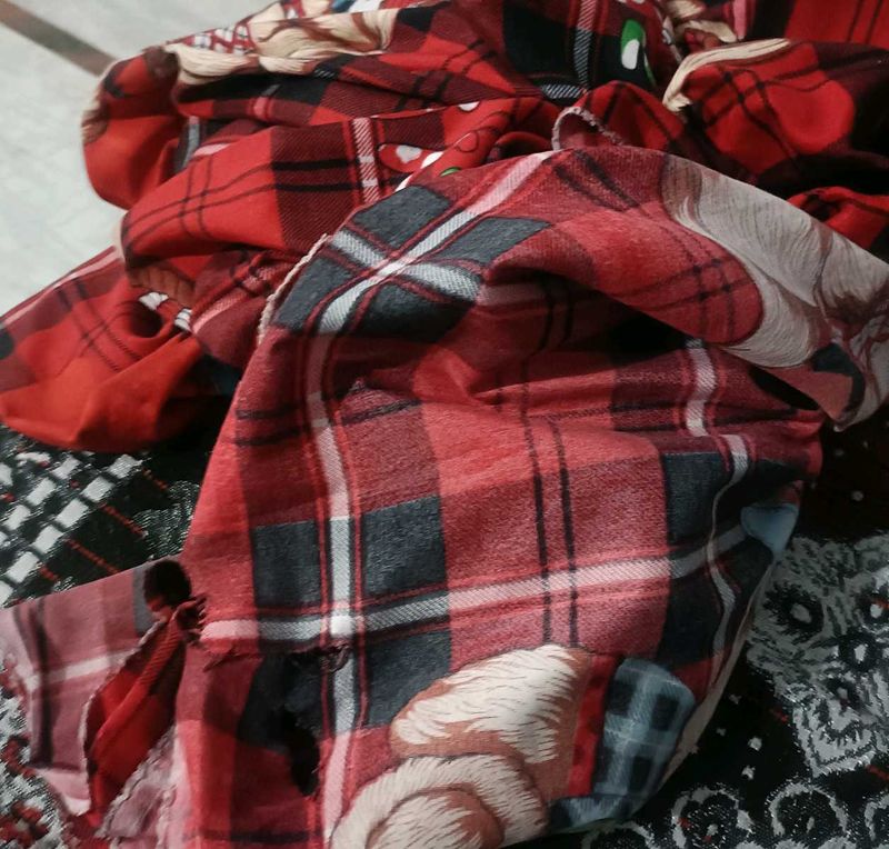 used Torn bed sheet 3 se 4 jagah  fata hua hai