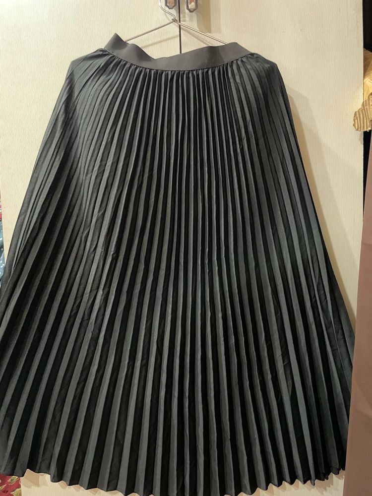 Elegant Pleated Midi Skirt