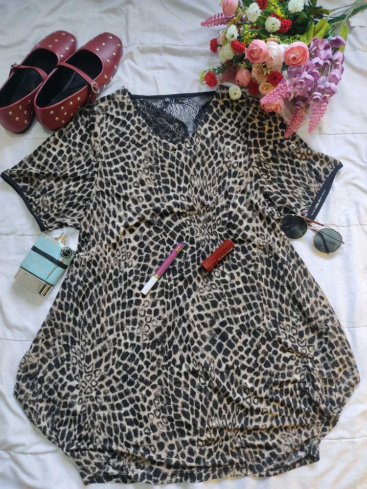 Chic Leopard Print Top