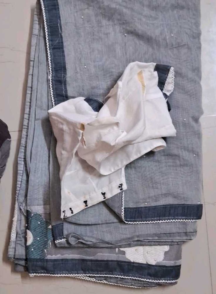 Elegant Grey Saree with Floral Embellishments