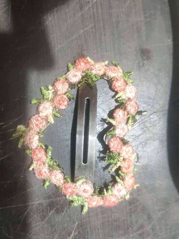 Heart-shaped floral hair clip
