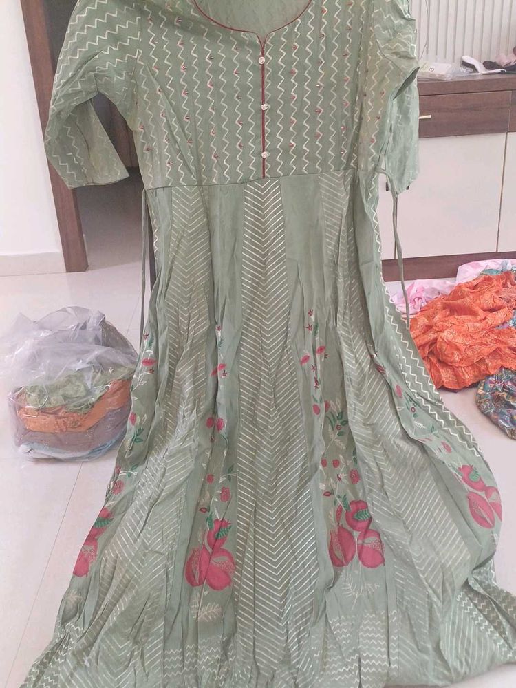 Elegant Light Green Kurta with Floral Print