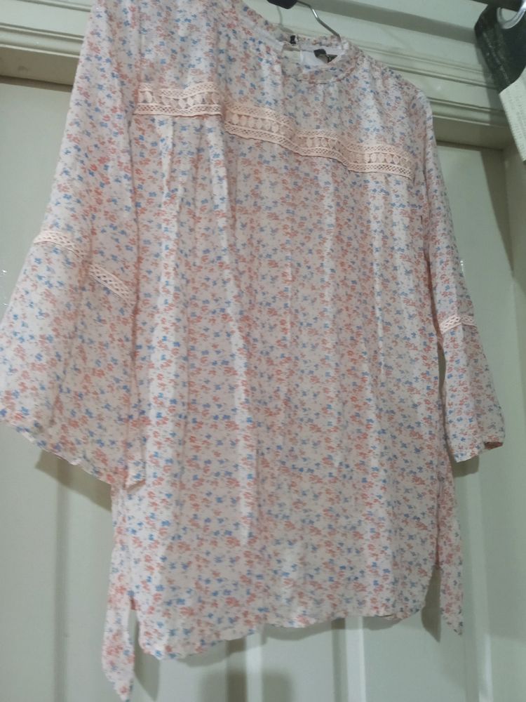 Flower themed peach top