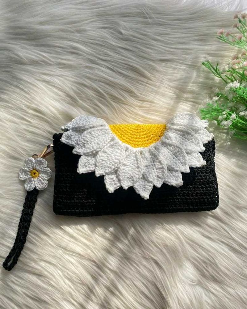 Crochet Daisy Clutch Bag | handmade