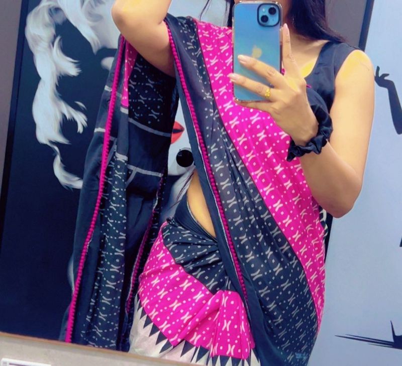 Elegant Pink, white  &amp; black Printed Saree bl