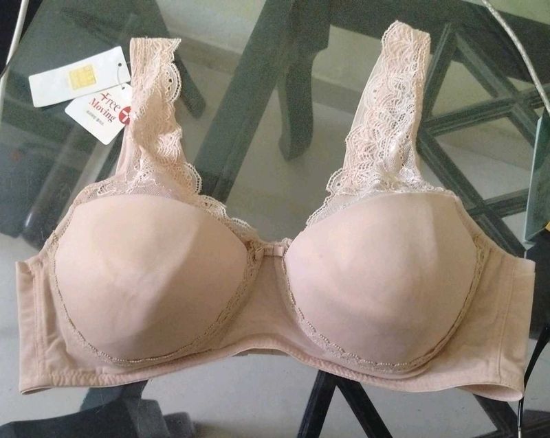 "Free Moving Plus" Lace Bra.