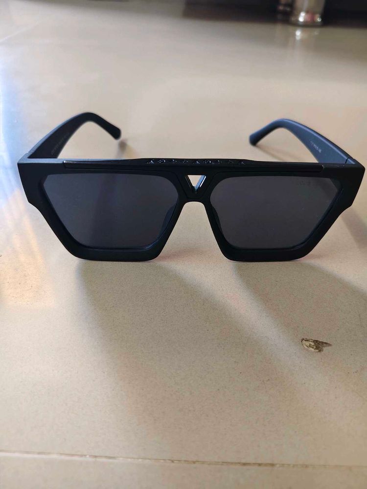 Stylish Black Geometric Sunglasses