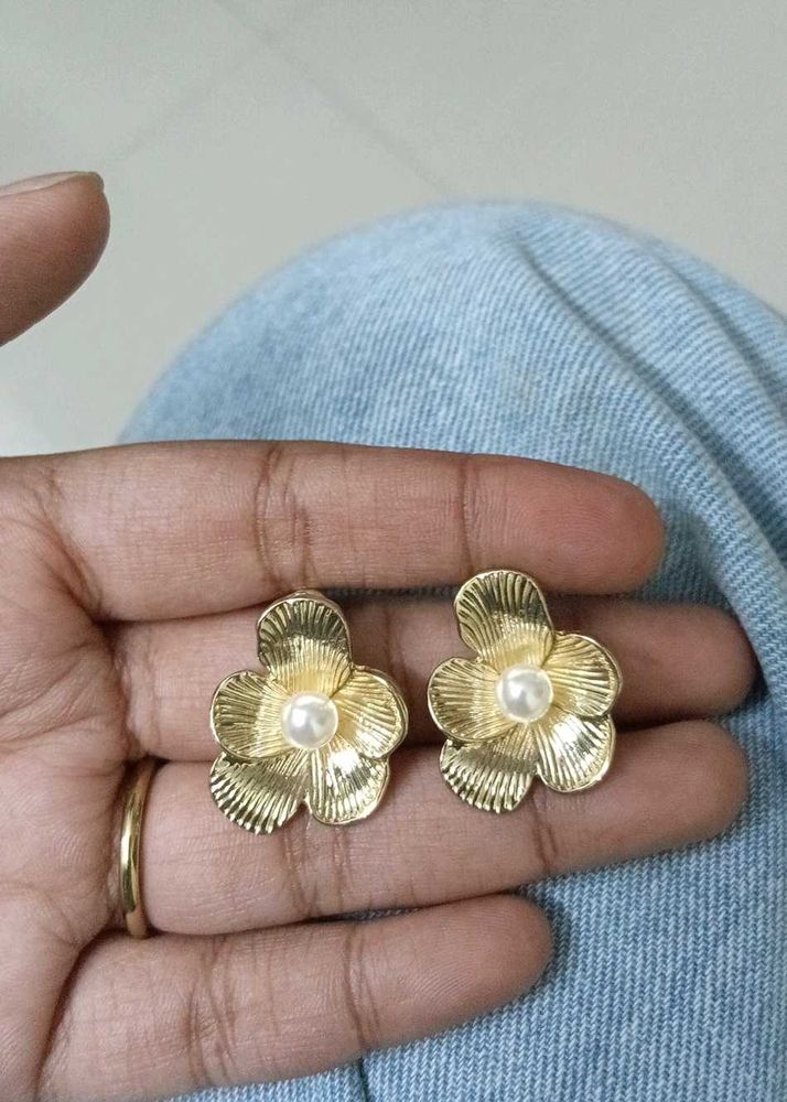 Gold Flower Pearl Earrings
